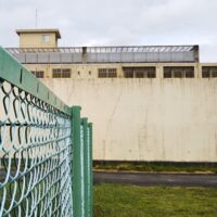 刑務所のフェンス