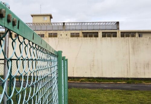刑務所のフェンス