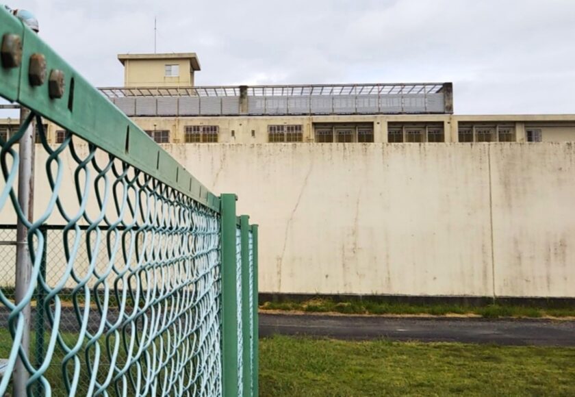 刑務所のフェンス