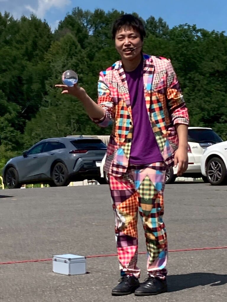 ピクルス健斗さん クリスタルボールを使ったパフォーマンス